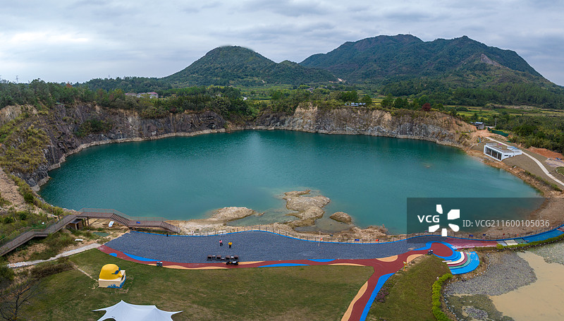 江西抚州金溪游垫村矿坑，微宿，土地治理，碧水，湖泊，湖面，青山，绿水，落日，日落，晚霞，霞光。图片素材