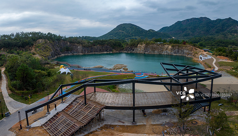江西抚州金溪游垫村矿坑，微宿，土地治理，碧水，湖泊，湖面，青山，绿水，落日，日落，晚霞，霞光。图片素材