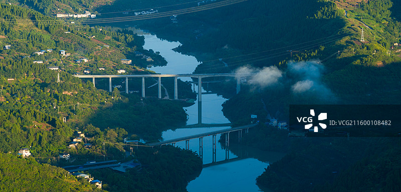 高角度视野下的河流桥梁景观图片素材