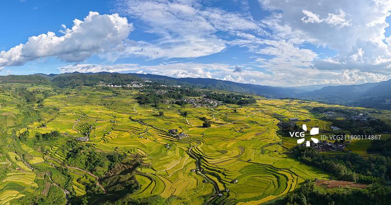 云南保山市龙陵县龙江梯田图片素材