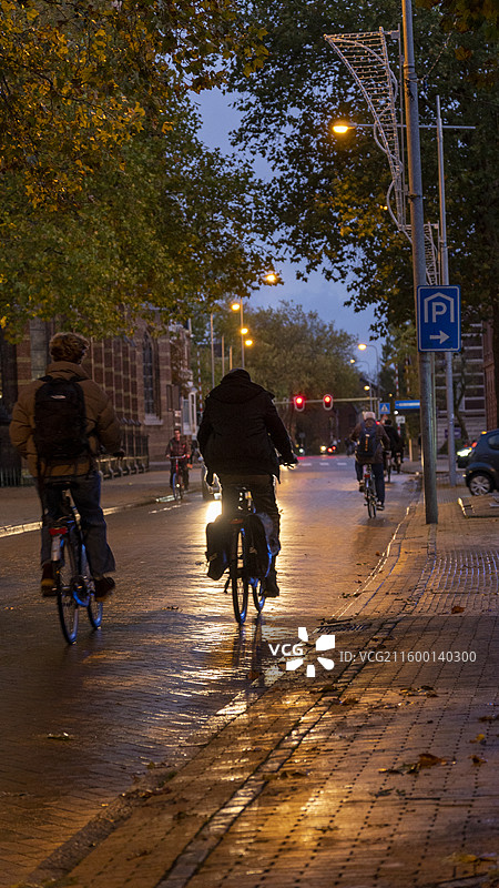 荷兰格罗宁格城市的傍晚夜景图片素材