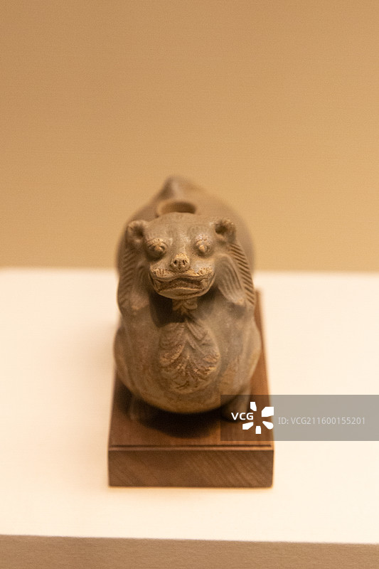 国博古代中国基本陈列三国青瓷狮形烛台图片素材