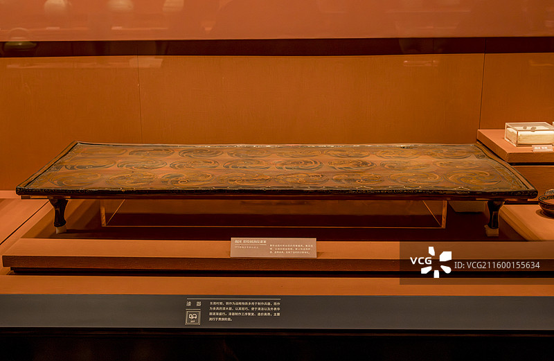 长沙湖南省博物馆陈列文物——湖南湘乡出土战国彩绘圆涡纹漆案图片素材