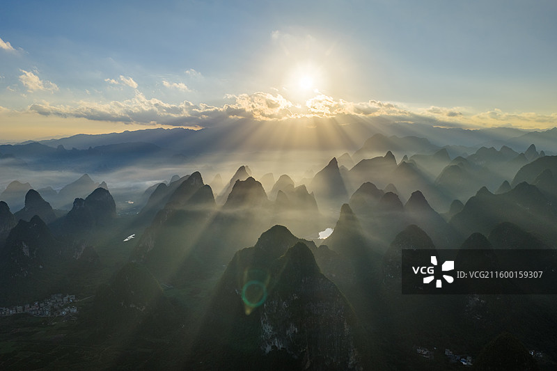 中国广西桂林荔浦南方喀斯特晨曦风光图片素材