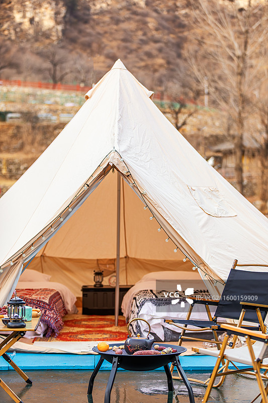 北京郊区冬季冰面上的露营地，帐篷，围炉煮茶，露营，度假，健康生活图片素材
