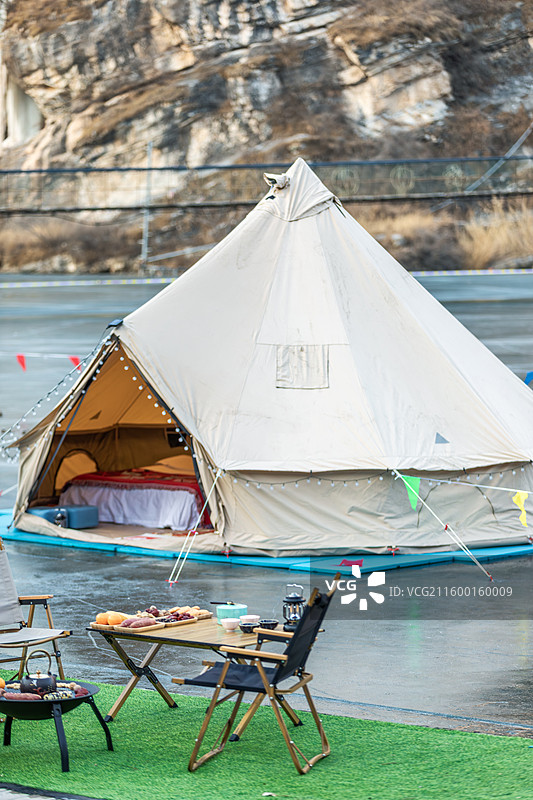 北京郊区冬季冰面上的露营地，帐篷，围炉煮茶，露营，度假，健康生活图片素材