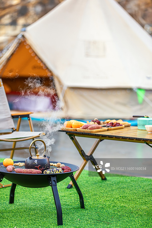 北京郊区冬季冰面上的露营地，帐篷，围炉煮茶，露营，度假，健康生活图片素材