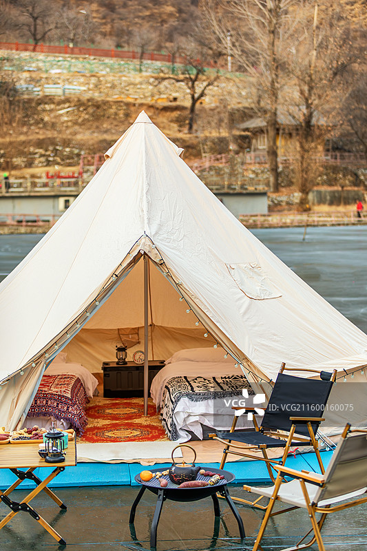 北京郊区冬季冰面上的露营地，帐篷，围炉煮茶，露营，度假，健康生活图片素材