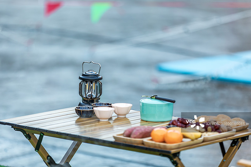 北京郊区冬季冰面上的露营地，帐篷，围炉煮茶，露营，度假，健康生活图片素材