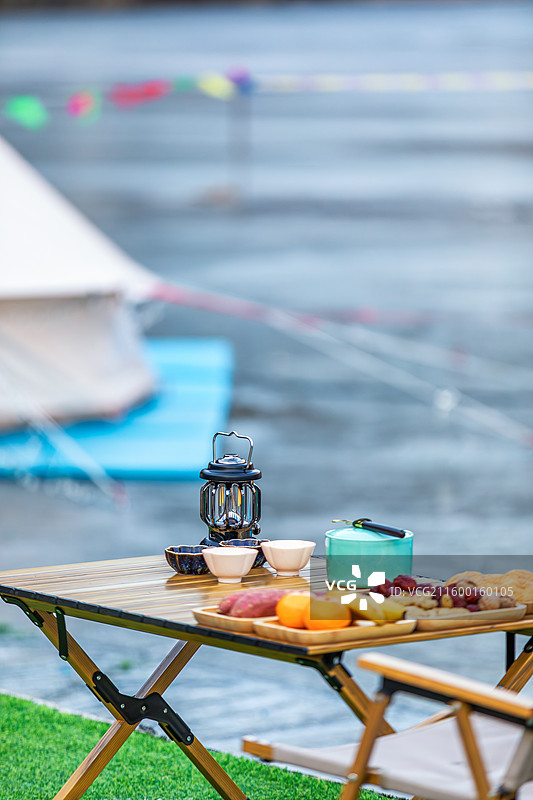 北京郊区冬季冰面上的露营地，帐篷，围炉煮茶，露营，度假，健康生活图片素材