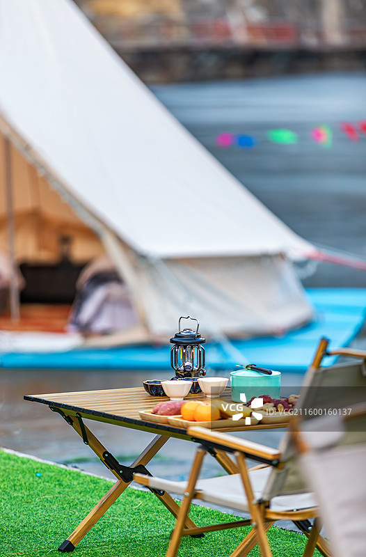 北京郊区冬季冰面上的露营地，帐篷，围炉煮茶，露营，度假，健康生活图片素材