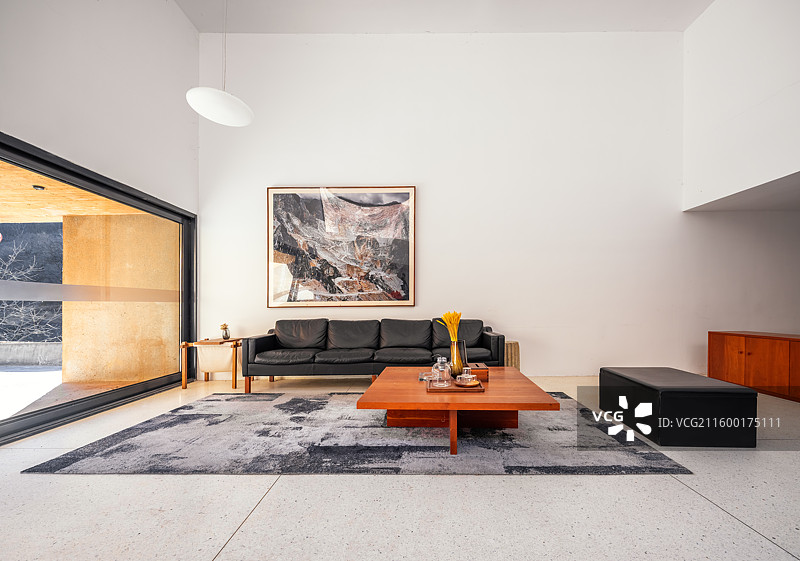 北京郊区山里的民宿酒店房间内部的大床房图片素材