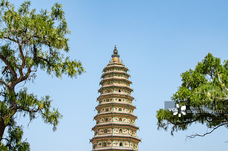 中国山西临汾洪洞县广胜寺旅游景区，广胜禅院和唐僧扫塔飞虹塔，世界最高多彩琉璃塔，户外白昼无人图像摄影图片素材