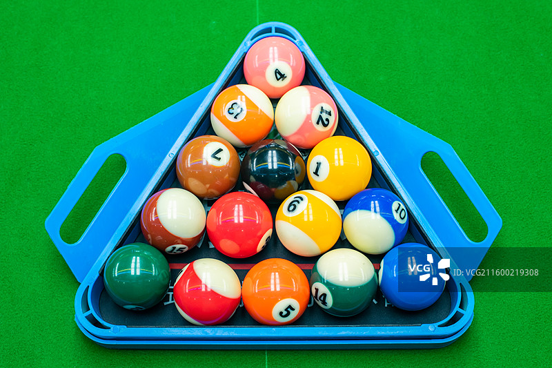 中国业余生活休闲娱乐拍摄主题，打台球的台球桌桌球用盒子摆球，室内无人图像摄影图片素材