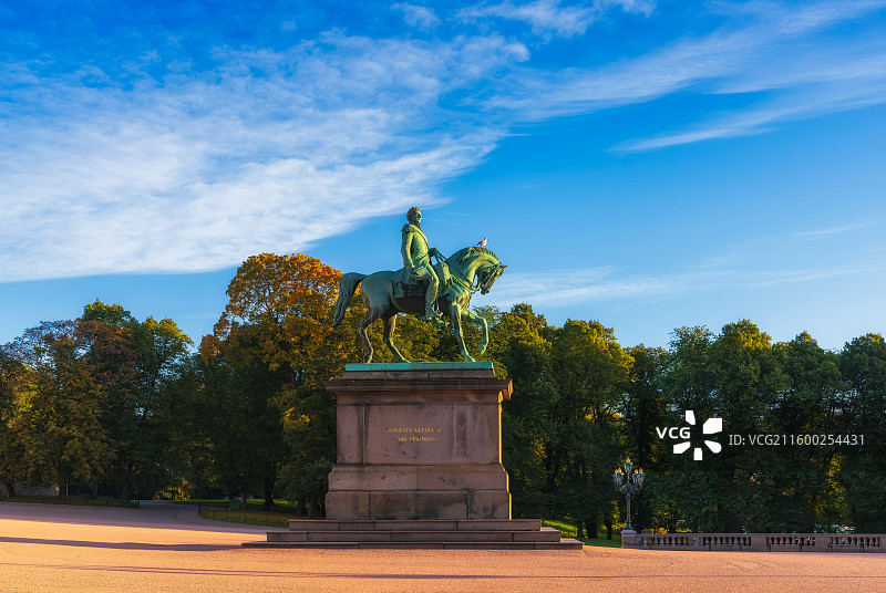 北欧Oslo奥斯陆王宫Det kongelige slott卡尔·约翰国王骑马铜像，挪威重要国家象征图片素材