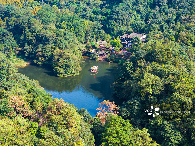 成都青城山前山月城湖和游船白昼航拍图片素材