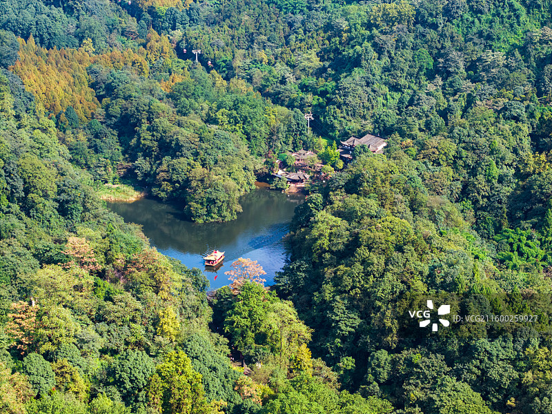 成都青城山前山月城湖和游船白昼航拍图片素材