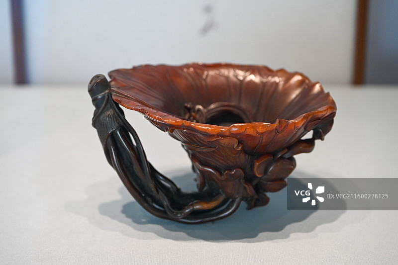 犀角雕荷叶螳螂杯：古典工艺与自然意趣的融合图片素材