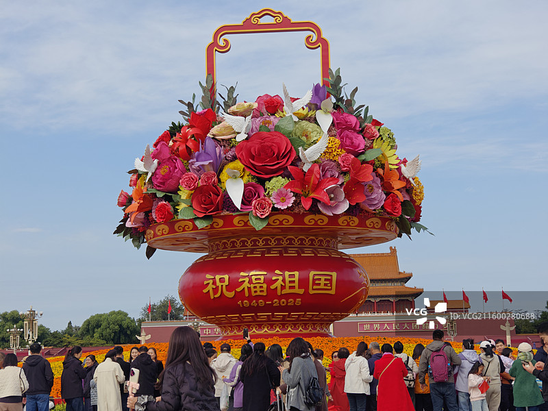 2025年国庆节天安门广场祝福祖国花篮图片素材
