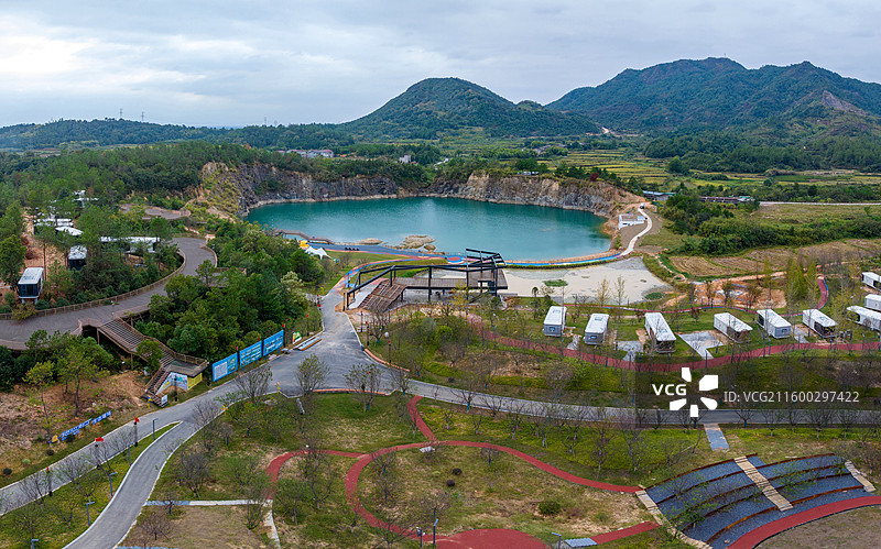 江西抚州金溪游垫村矿坑，微宿，土地治理，碧水，湖泊，湖面，青山，绿水，落日，日落，晚霞，霞光。图片素材