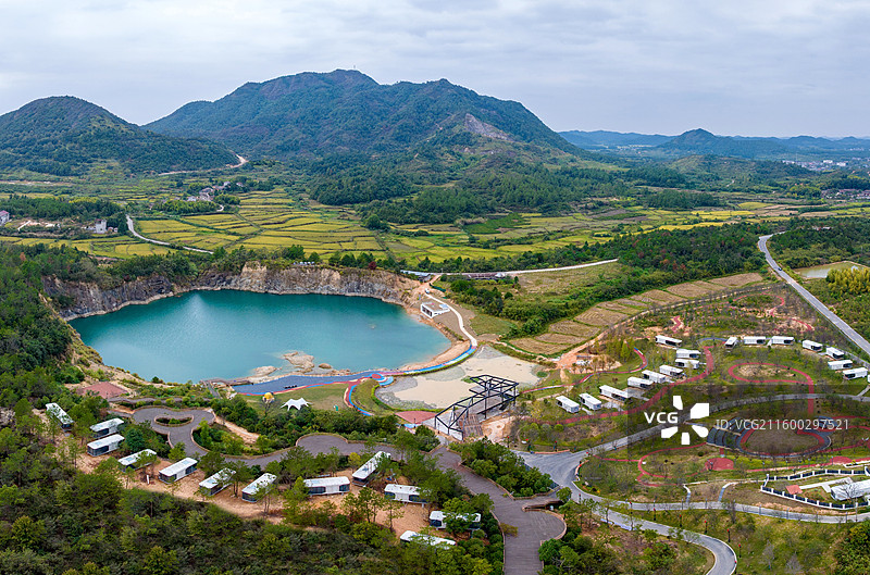 江西抚州金溪游垫村矿坑，微宿，土地治理，碧水，湖泊，湖面，青山，绿水，落日，日落，晚霞，霞光。图片素材