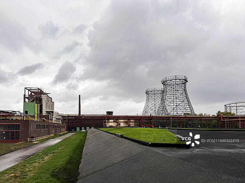 德国埃森关税同盟煤矿工业区内的冷却塔图片素材