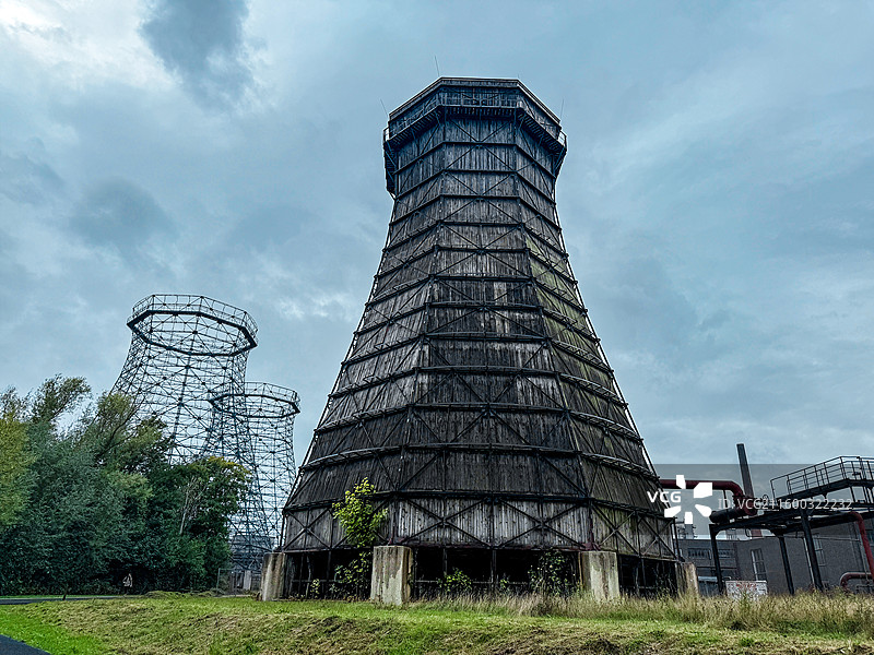 德国埃森关税同盟煤矿工业区内的冷却塔图片素材