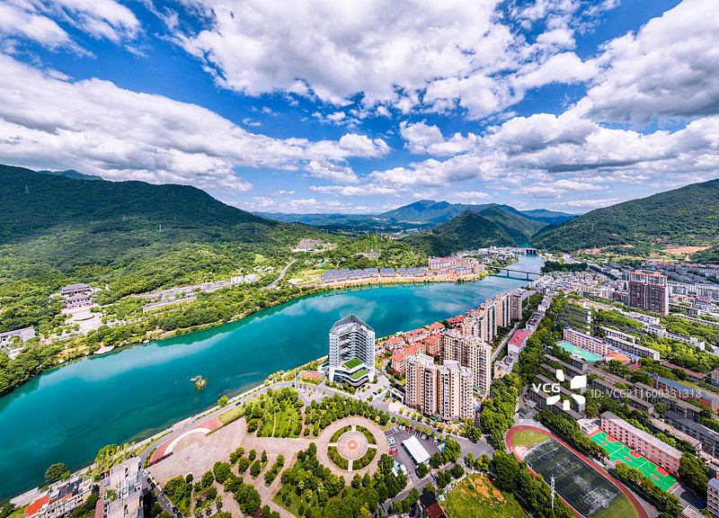 蓝天白云下的湖南省资兴市东江湖景区图片素材