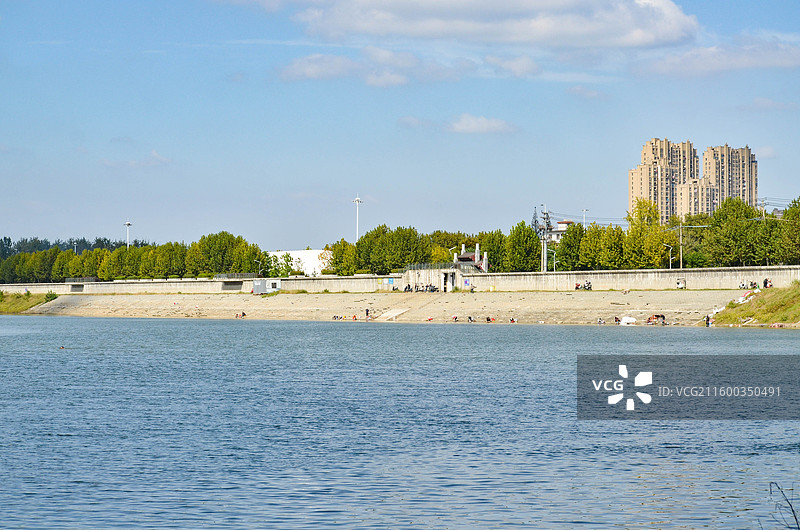 芜湖湾沚区青弋江边堤坝（江边生活图景）图片素材