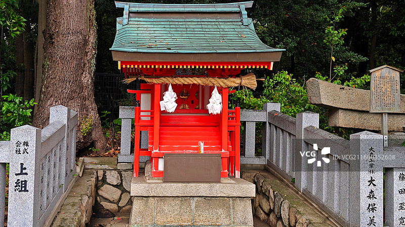 神户生田神社约建于 3 世纪，主祀稚日女尊，是恋爱与姻缘信仰中心，有金龙泉水占卜等特色。图片素材