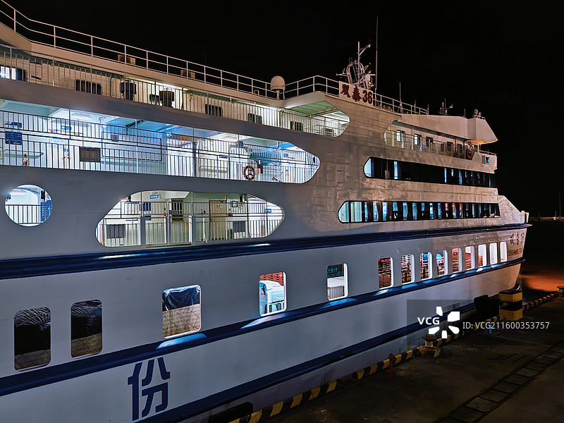 双泰36号：夜港里的轮渡剪影与灯火诗图片素材