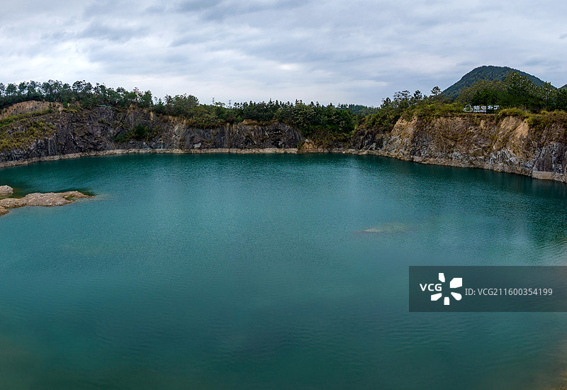 江西抚州金溪游垫村矿坑，微宿，土地治理，碧水，湖泊，湖面，青山，绿水，落日，日落，晚霞，霞光。图片素材