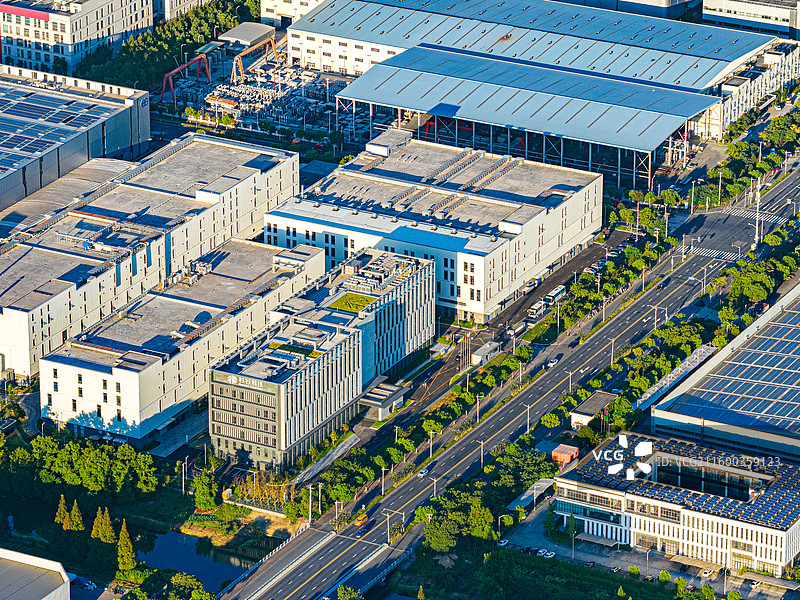 航拍上海临港产业区 杉杉新材料 奉贤蓝湾智造园工业厂房仓库 自贸区集聚新质生产力高科技产业图片素材