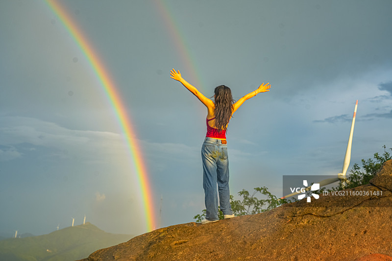 江西丰城：玉华山风光引客 风机旁现双彩虹图片素材