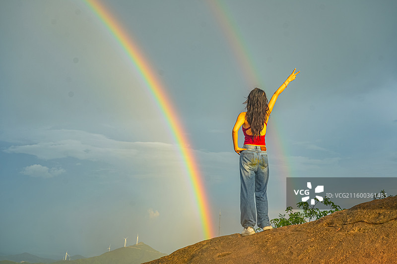 江西丰城：玉华山风光引客 风机旁现双彩虹图片素材