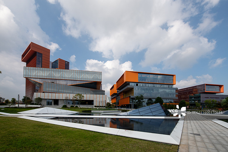 成都东部新区西部金融创新中心现代建筑和空旷的广场图片素材