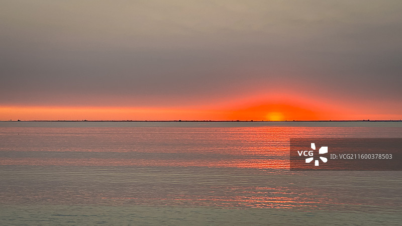 《日出东方（山东荣城）》灰蓝的静谧被温暖的朝霞打破，昭示着希望与新生。图片素材