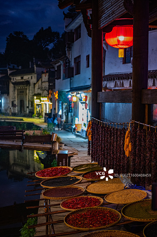 晚霞夜景下的婺源李坑图片素材