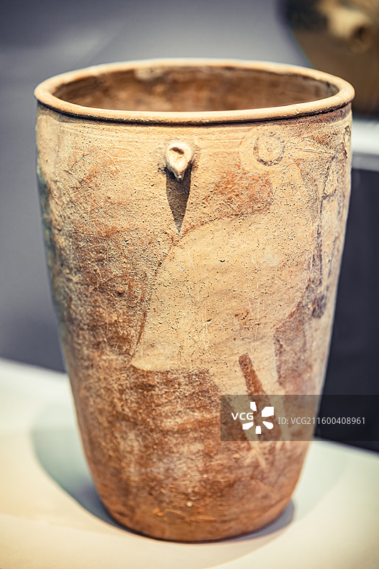 中国国家博物馆藏河南汝州阎村遗址出土新石器时代仰韶文化鹳鱼石斧图彩陶缸图片素材