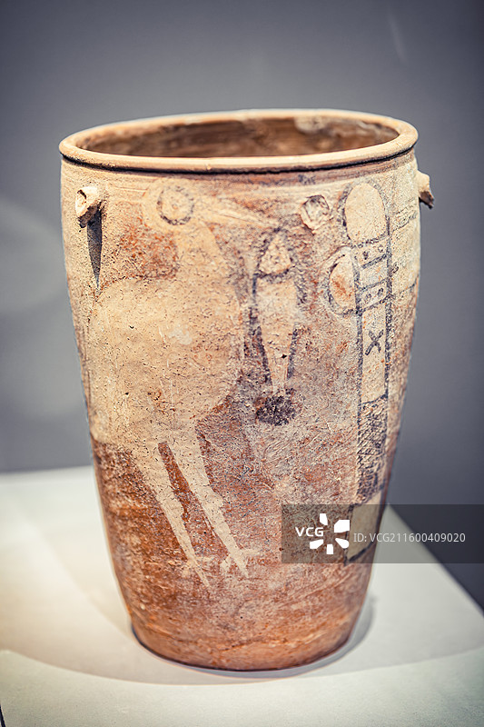 中国国家博物馆藏河南汝州阎村遗址出土新石器时代仰韶文化鹳鱼石斧图彩陶缸图片素材