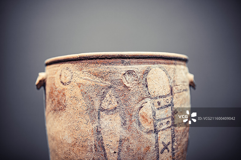 中国国家博物馆藏河南汝州阎村遗址出土新石器时代仰韶文化鹳鱼石斧图彩陶缸图片素材