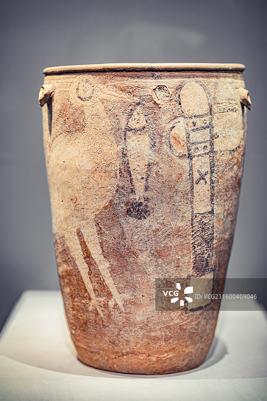 中国国家博物馆藏河南汝州阎村遗址出土新石器时代仰韶文化鹳鱼石斧图彩陶缸图片素材