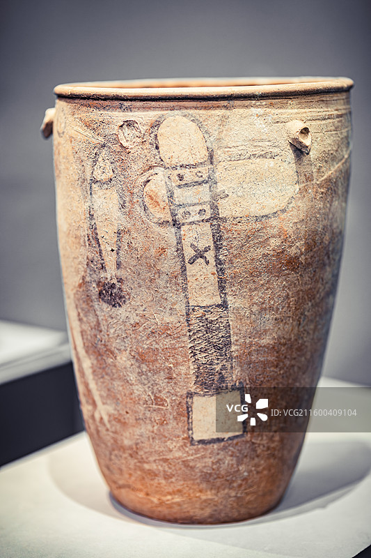 中国国家博物馆藏河南汝州阎村遗址出土新石器时代仰韶文化鹳鱼石斧图彩陶缸图片素材