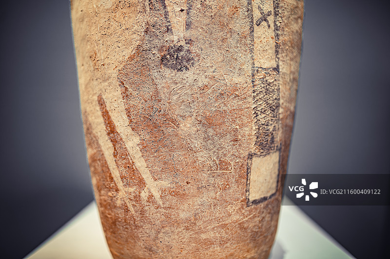 中国国家博物馆藏河南汝州阎村遗址出土新石器时代仰韶文化鹳鱼石斧图彩陶缸图片素材