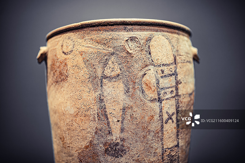 中国国家博物馆藏河南汝州阎村遗址出土新石器时代仰韶文化鹳鱼石斧图彩陶缸图片素材