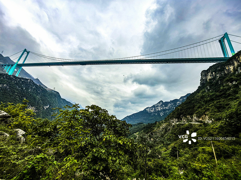 横竖都是世界第一的贵州花江峡谷大桥风光，中国贵州黔西南州贞丰县北盘江花江峡谷风光，传统布依村寨小花江图片素材