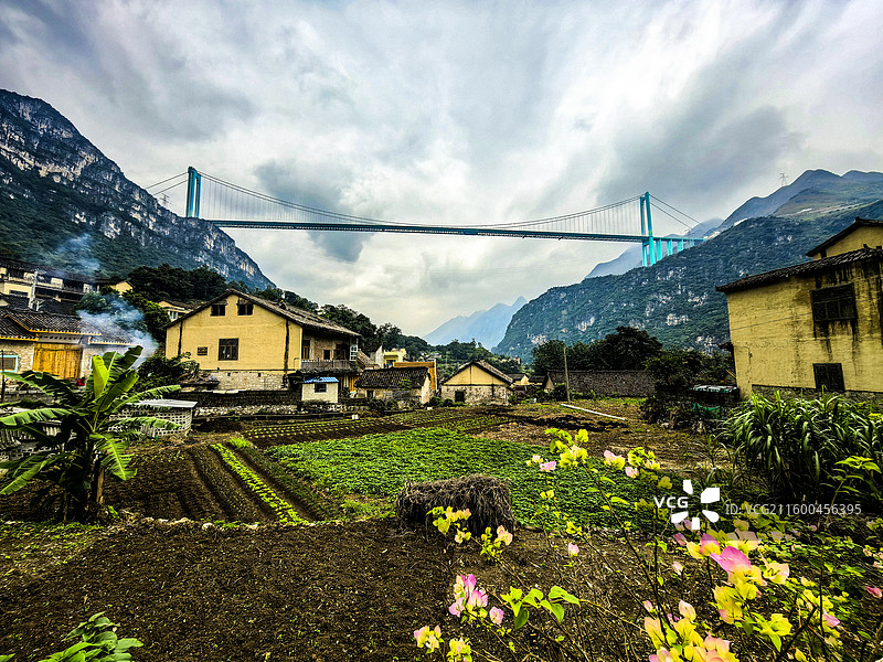 横竖都是世界第一的贵州花江峡谷大桥风光，中国贵州黔西南州贞丰县北盘江花江峡谷风光，传统布依村寨小花江图片素材