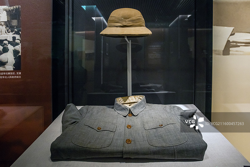 湖北省博物馆1945年董必武参加联合国制宪会议期间穿戴过的衣帽图片素材