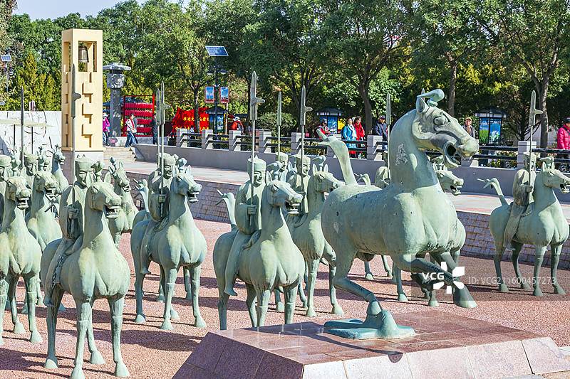 雷台公园出土的铜车马仪仗俑队图片素材