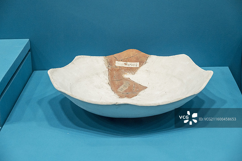 长沙湖南省博物馆陈列文物——湖南澧县八十垱遗址出土新石器时代陶盘图片素材